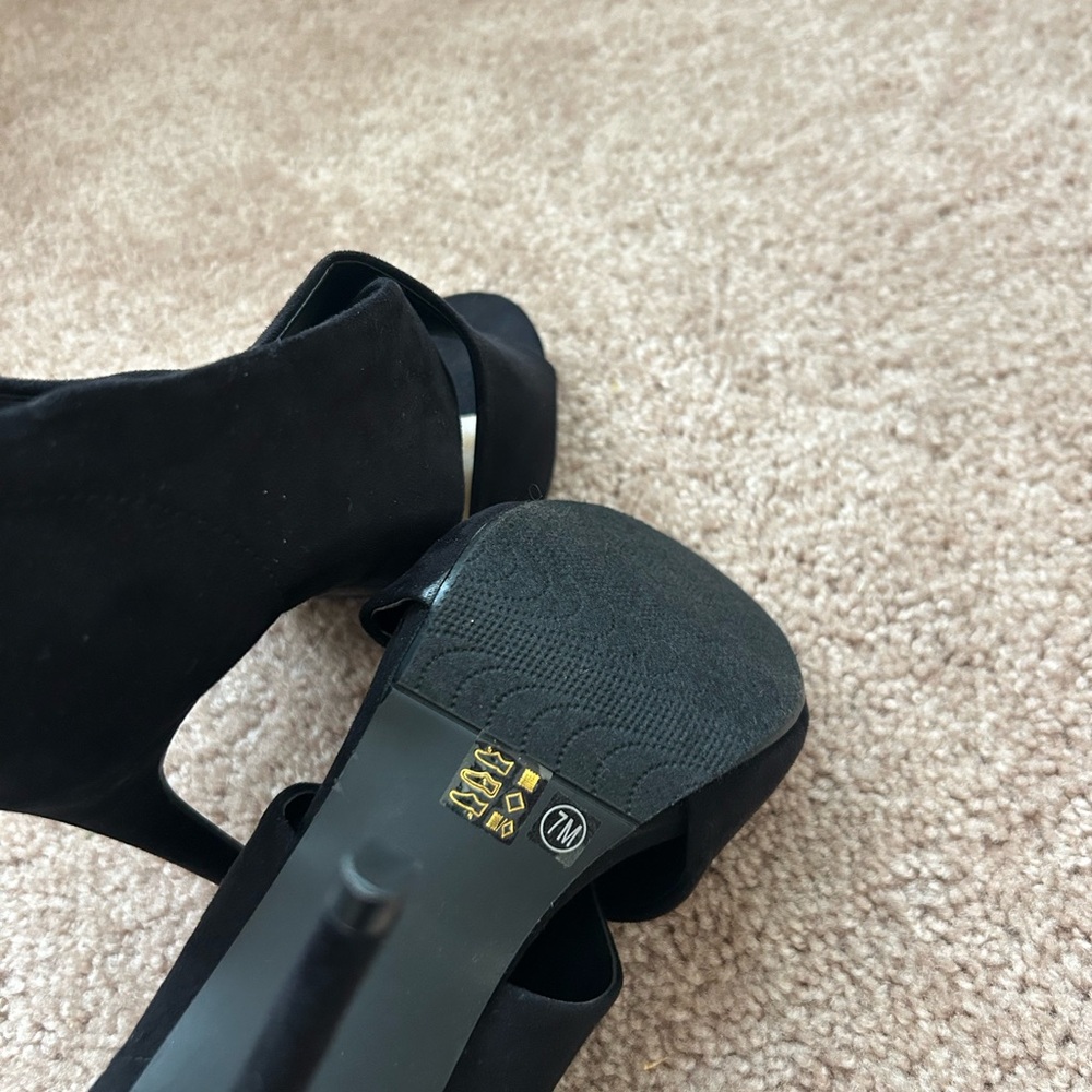 Chic Black Open-Toe Heels - Picture 5 of 5